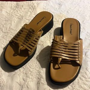 Bare traps, Davina sz 9.5  tan great condition